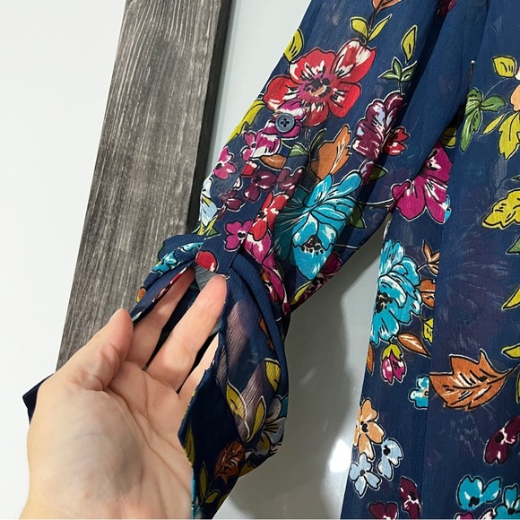 Kut from the Kloth NWT Dark Floral Button Up Blouse Roll Tab Sleeve Sheer L - Picture 3 of 10